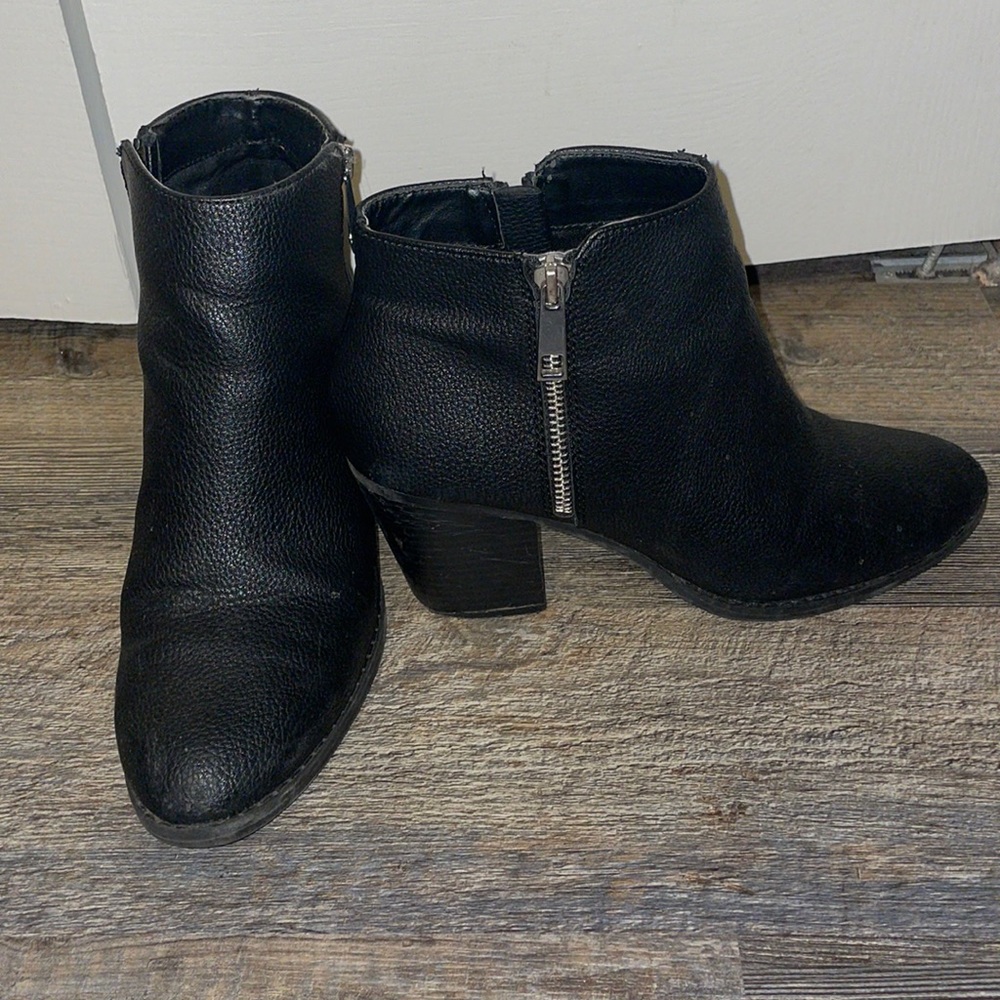 BLACK BOOTIES